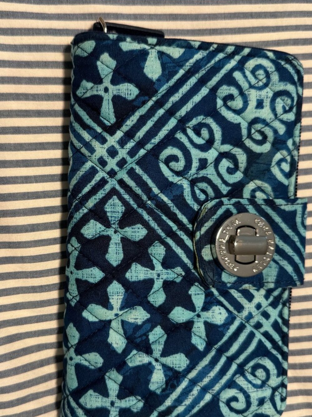 Vera Bradley Large Turnlock Euro Wallet in blue batik! - Picture 5 of 5